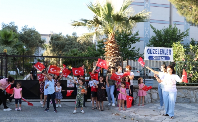 Söke’de 2 bin adet Türk Bayrağı dağıtıldı