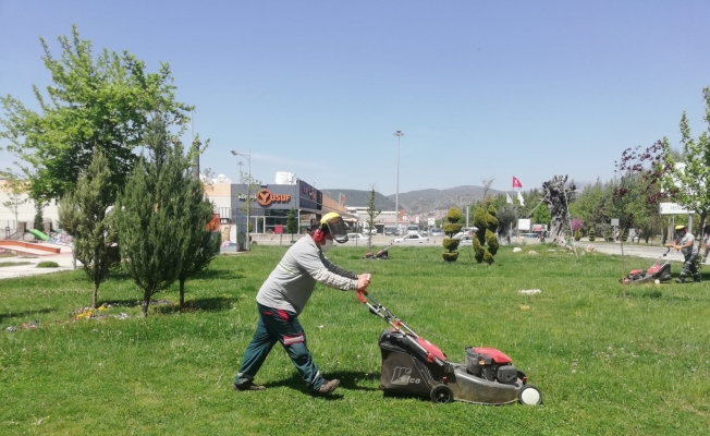 Tam kapanmada Menteşe’yi güzelleştiriyorlar