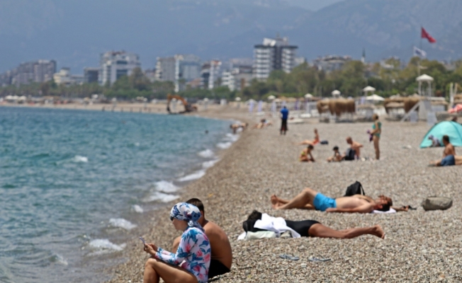 Tam kapanmanın son gününde dünyaca ünlü sahil turistlere kaldı