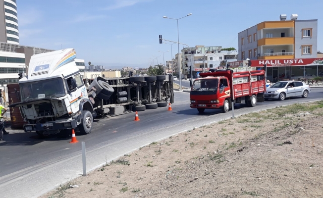 Tarsus’ta tır devrildi sürücüsü yaralandı