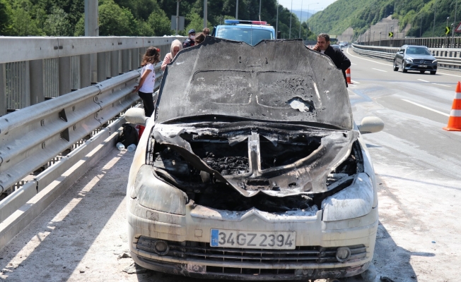 TEM’de seyir halindeyken yanan otomobil kullanılamaz hale geldi