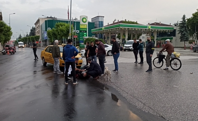 Ticari taksiyle motosiklet çarpıştı: 1 yaralı