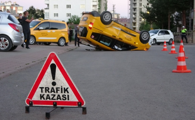 Ticari taksiyle otomobil çarpıştı: 7 yaralı