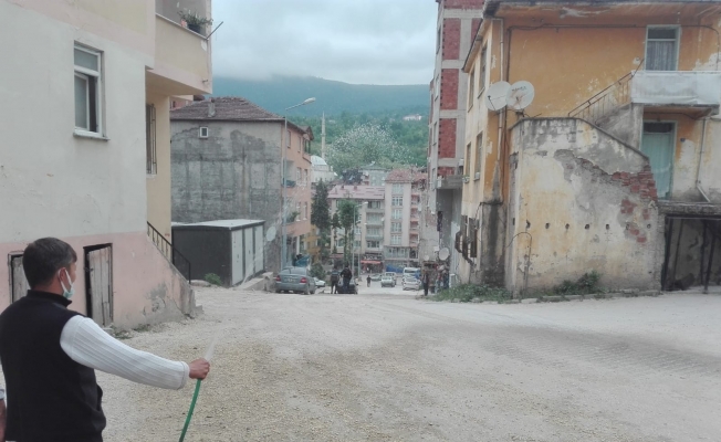 Tozdan bunalan esnaf, çareyi yolu sulamakta buldu