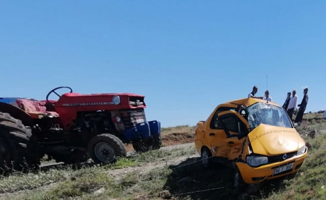 Traktör ile ticari taksi çarpıştı: 1 yaralı