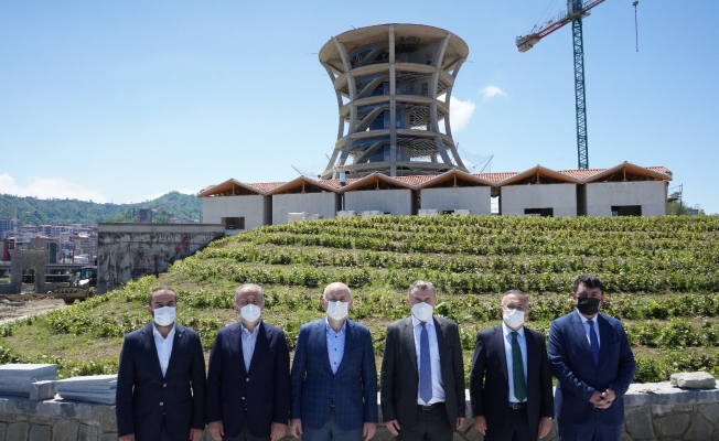 Ulaştırma ve Altyapı Bakanı Adil Karaismailoğlu, Rize’de inşaatı devam eden projeleri inceledi