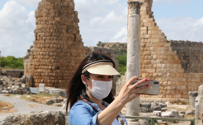 Yabancı basın mensuplarından Perge Antik Kenti’ne ilgi