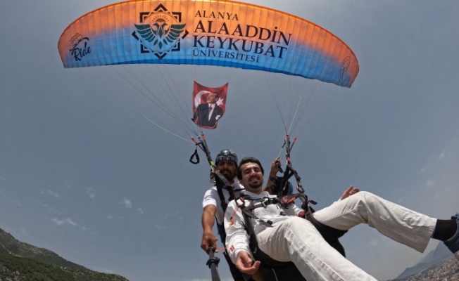 ALKÜ’lü gençler Türk Bayrağı’nı semada dalgalandırdı