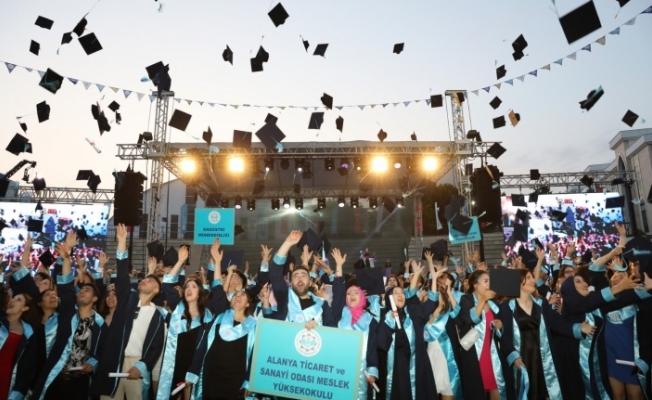 ALKÜ’de mezuniyet töreni heyecanı