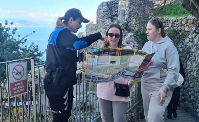 Alanya'da ekiplerden 3 dilde güvenli turizm haritası