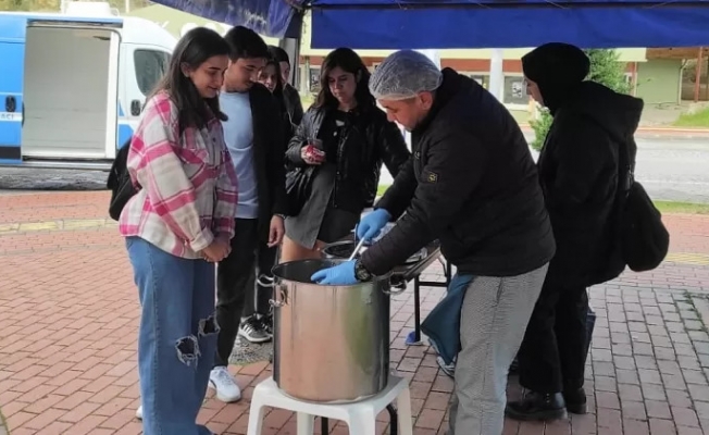Antalya Büyükşehir’den üniversitelilere çorba ikramı 