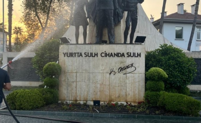 Atatürk Anıtı ve meydan  temizlendi 