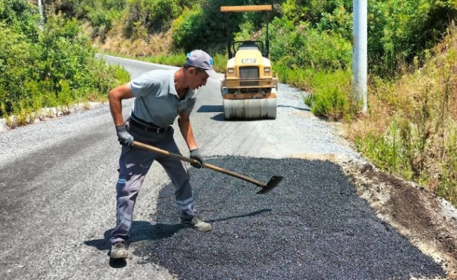 Büyükşehirden Alanya’nın kırsal yollarında asfalt bakımı