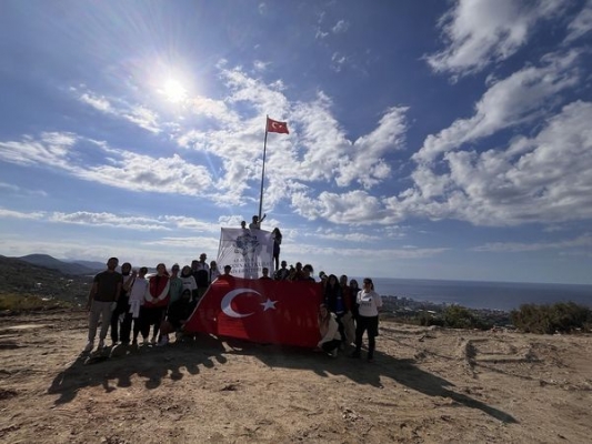 Alanya Alaaddin Keykubat Üniversitesi öğrencilerinden bayrak yürüyüşü