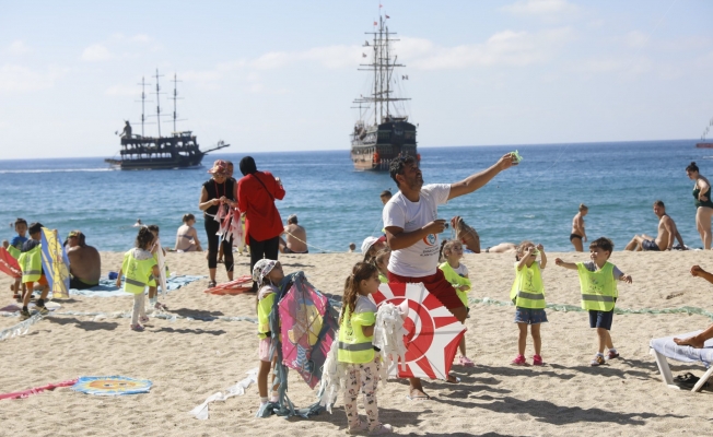 Alanya’da minik öğrenciler sahilde doyasıya eğlendi