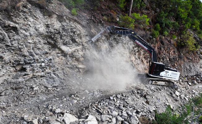 Alanya'da heyelandan kapanan yol açılıyor