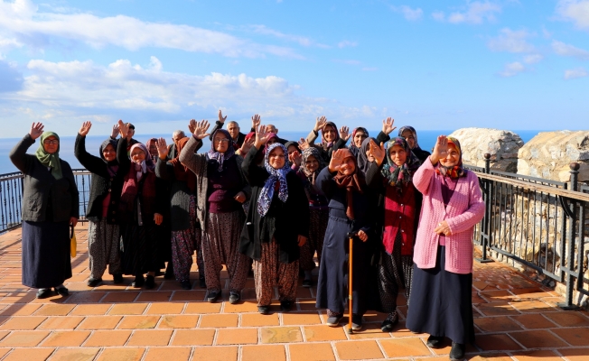 Alanya'da yaşlılar tarihi ve turistik mekanları gezdi