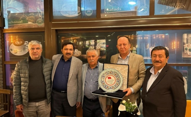 Emekli olan Hal Müdürü Parlayüksel’e plaketli veda