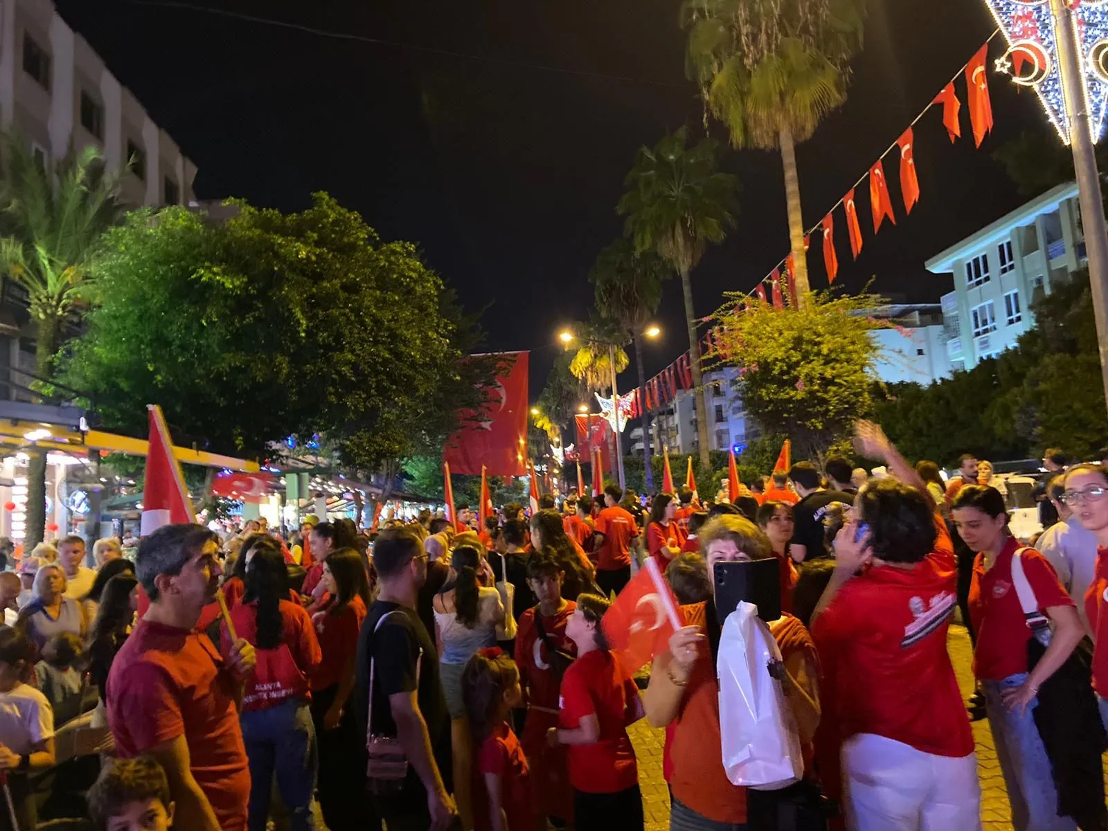 Alanya’da 29 Ekim coşkusu fener alayı ile sokaklara taştı