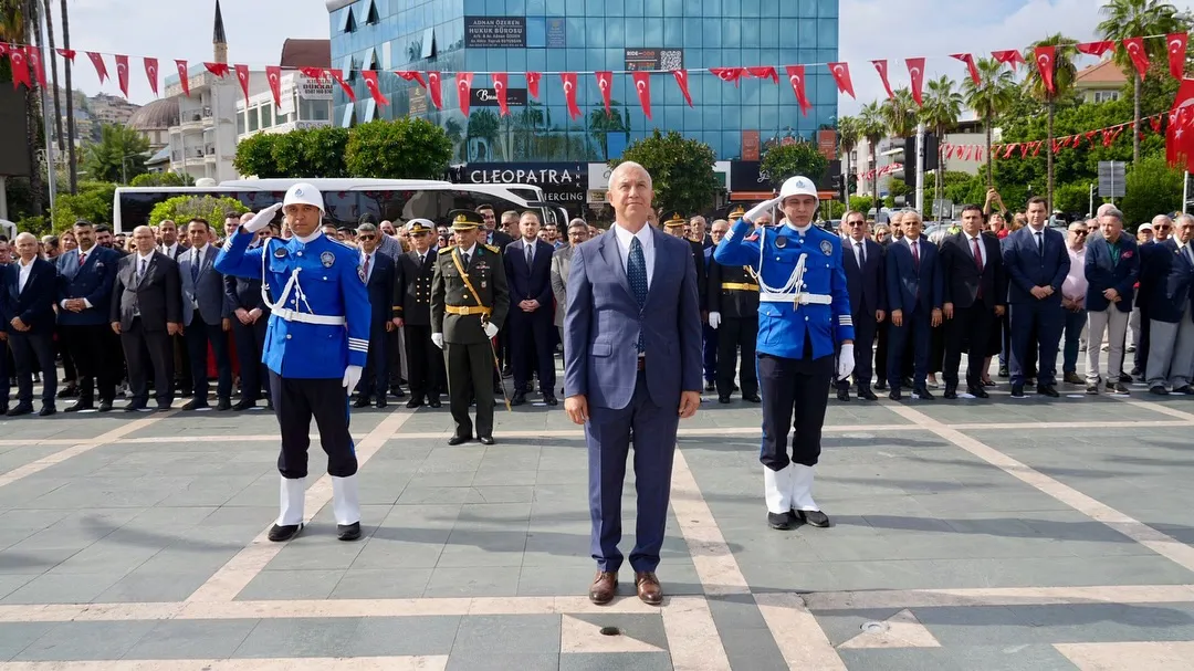 Başkan Özçelik: Bayramımız kutlu, Mavi Gözlü Dev Adama selam olsun. Başkan Özçelik: Bayramımız kutlu, Mavi Gözlü Dev Adama selam olsun.