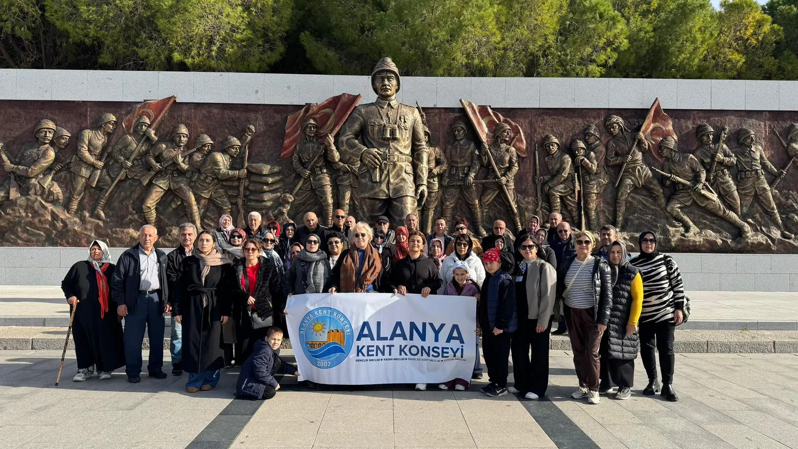 ALANYA KENT KONSEYİ’NDEN ÇANAKKALE’YE TARİHİ VE VEFA DOLU ŞEHİTLER ZİYARETİ