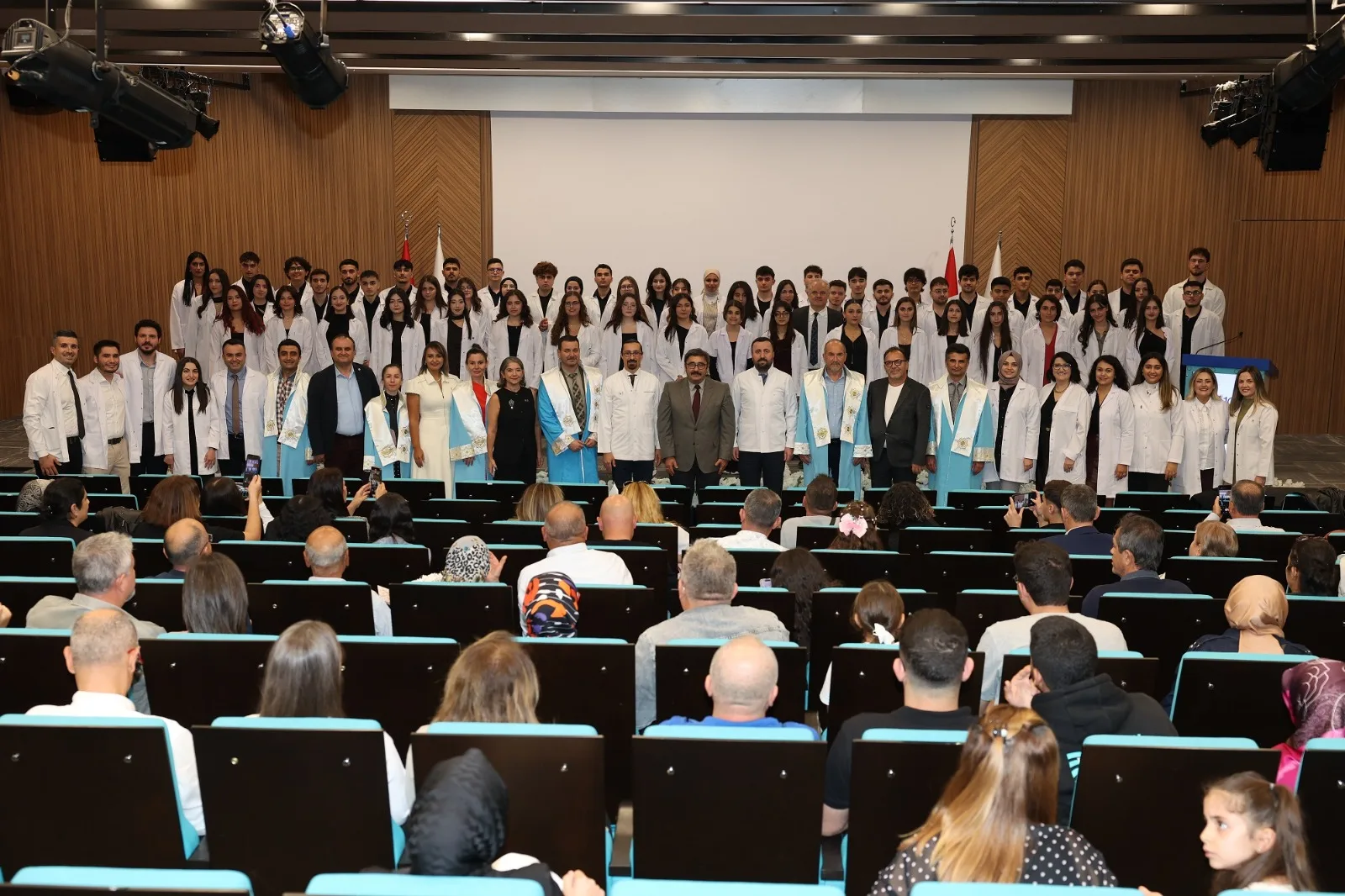 Alanya’da diş hekimliği öğrencileri beyaz ÖNLÜK GİYDİ