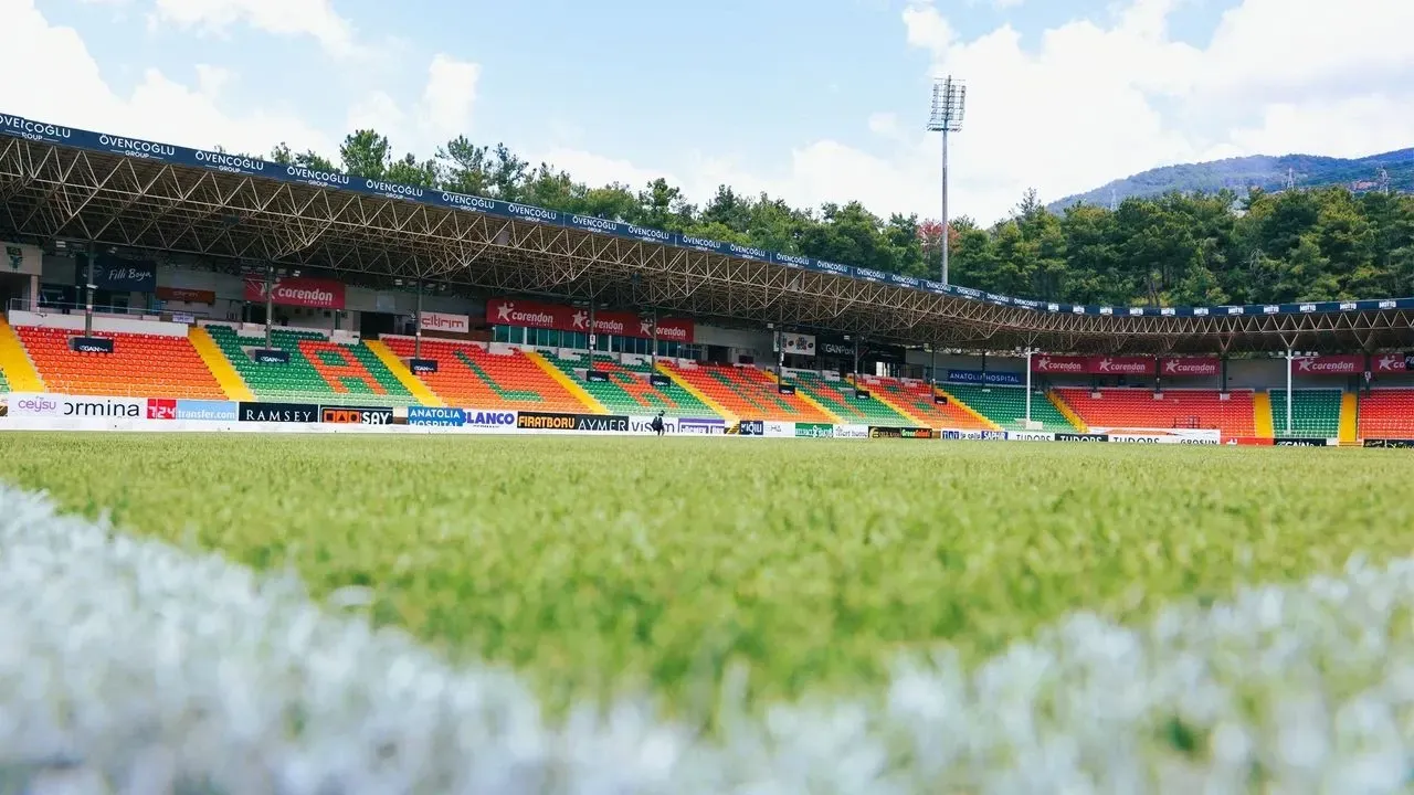 Alanyaspor, Antalyaspor'u geçti