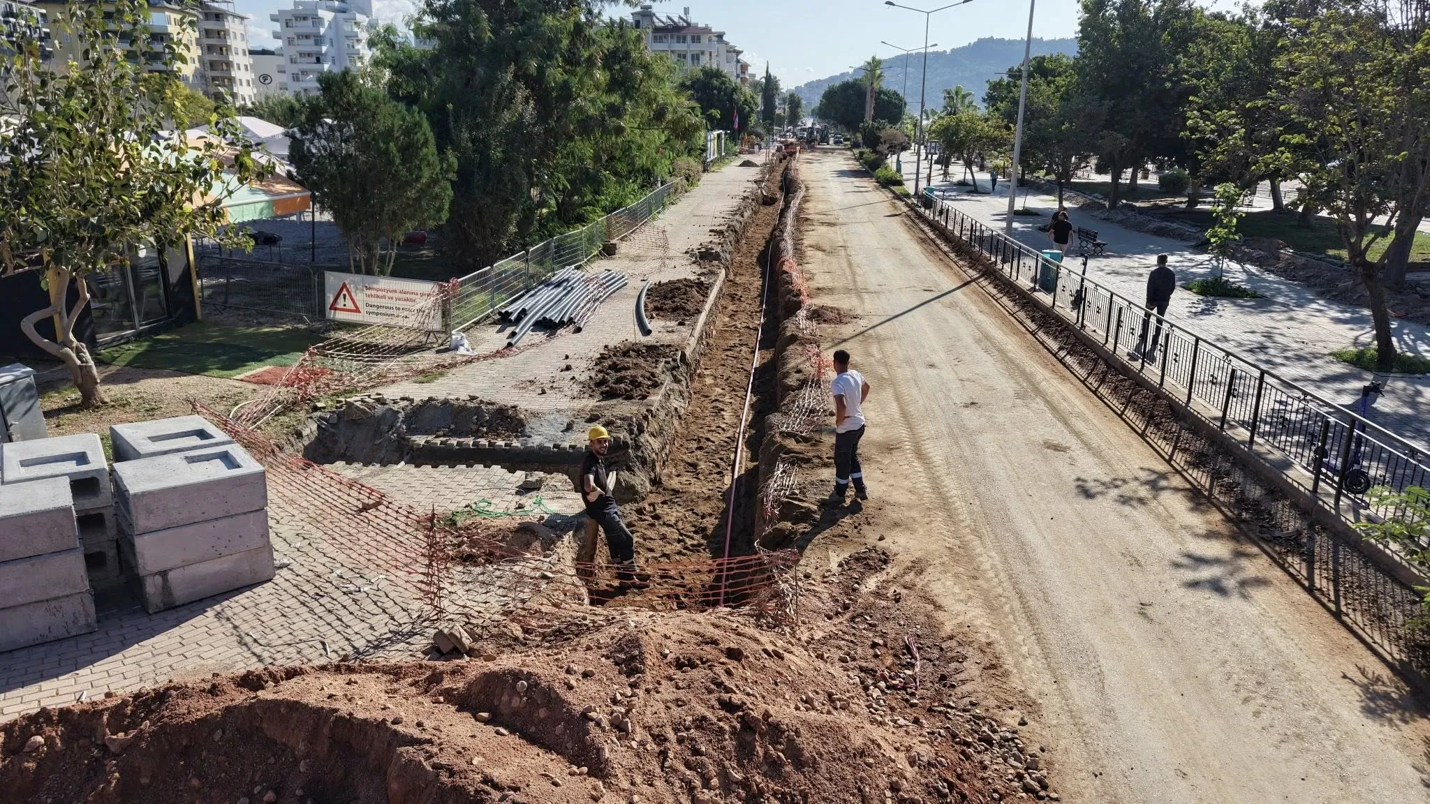 Atatürk Caddesi'nde çalışmalar tüm hızıyla devam ediyor