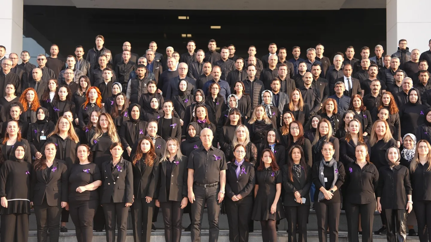 BAŞKAN ÖZÇELİK VE BELEDİYE PERSONELİNDEN ŞİDDETE SİYAH PROTESTO