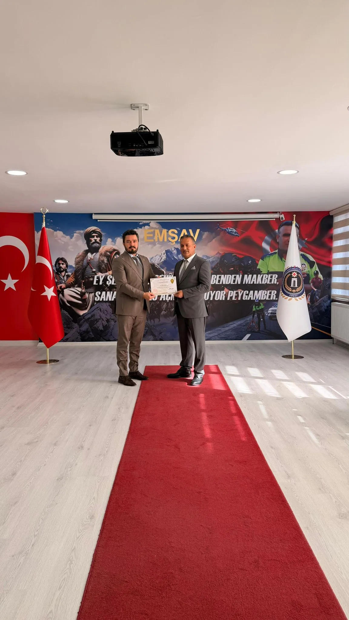 EMŞAV Alanya İlçe Başkanı Hakan Çoban’a Teşekkür Belgesi