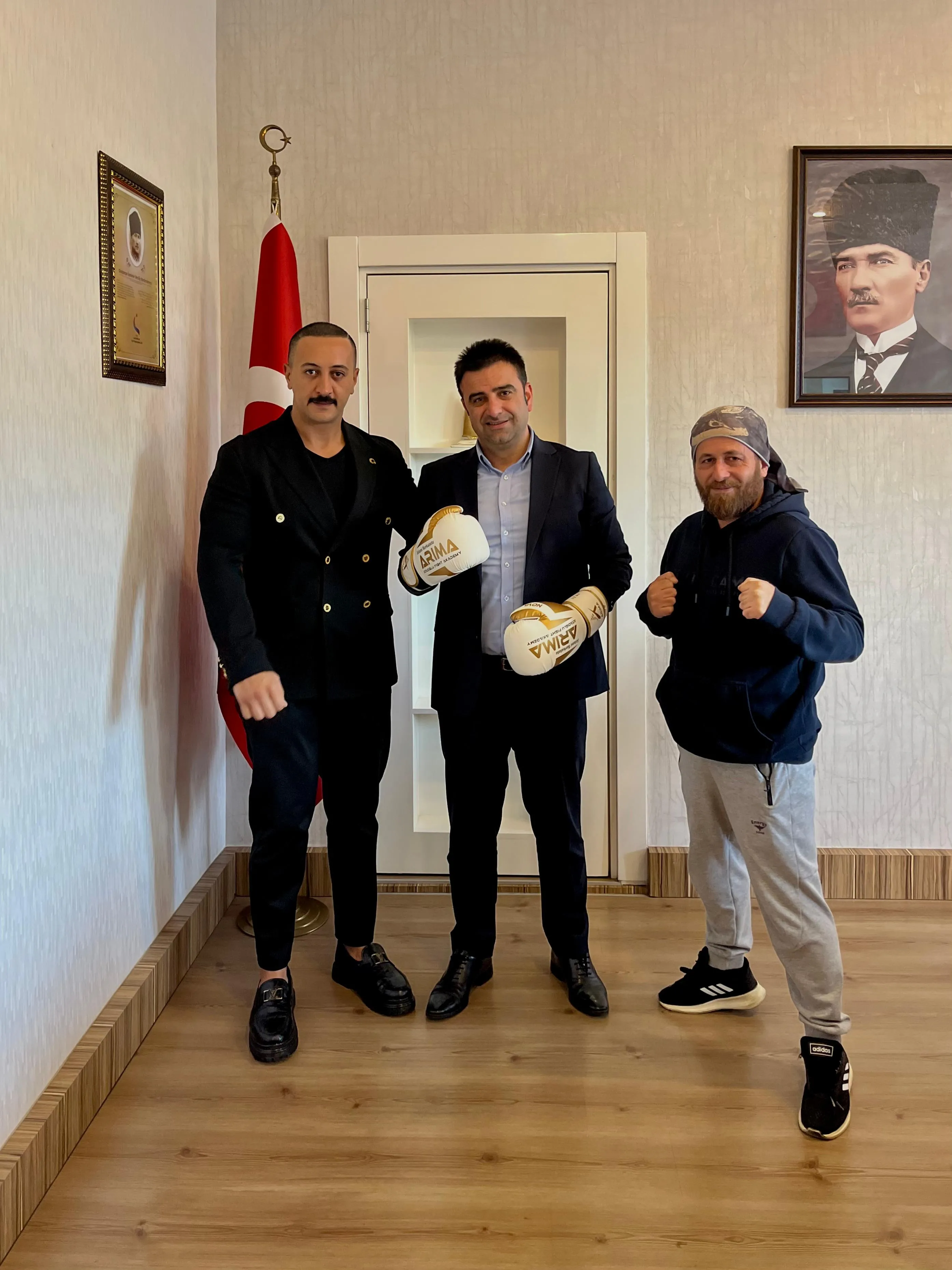 Gazipaşa Kaymakamı Korkutata'ya ziyarette Boks eldiveni hediye ettiler