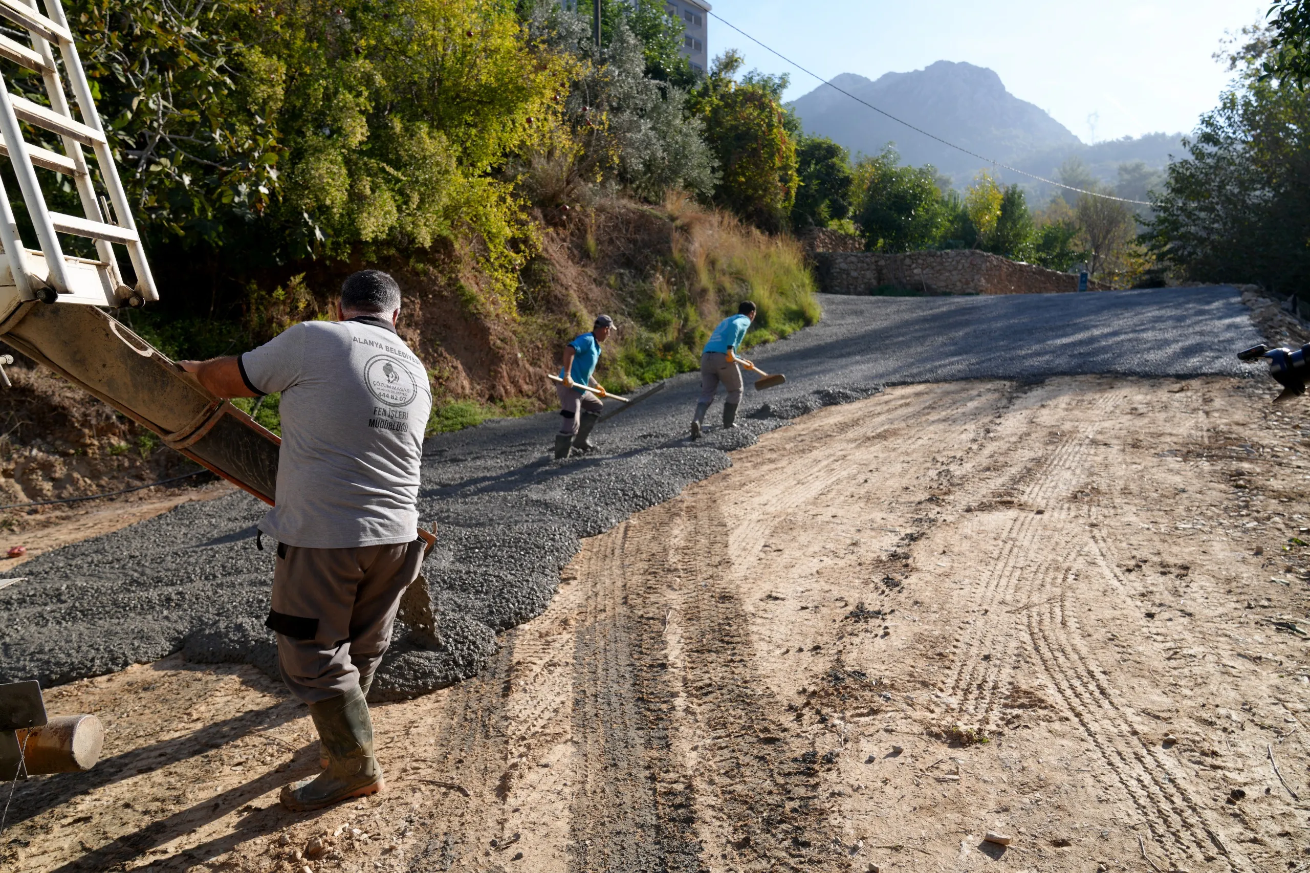KESTEL MAHALLESİ’NİN YOL TALEBİ YERİNE GETİRİLDİ