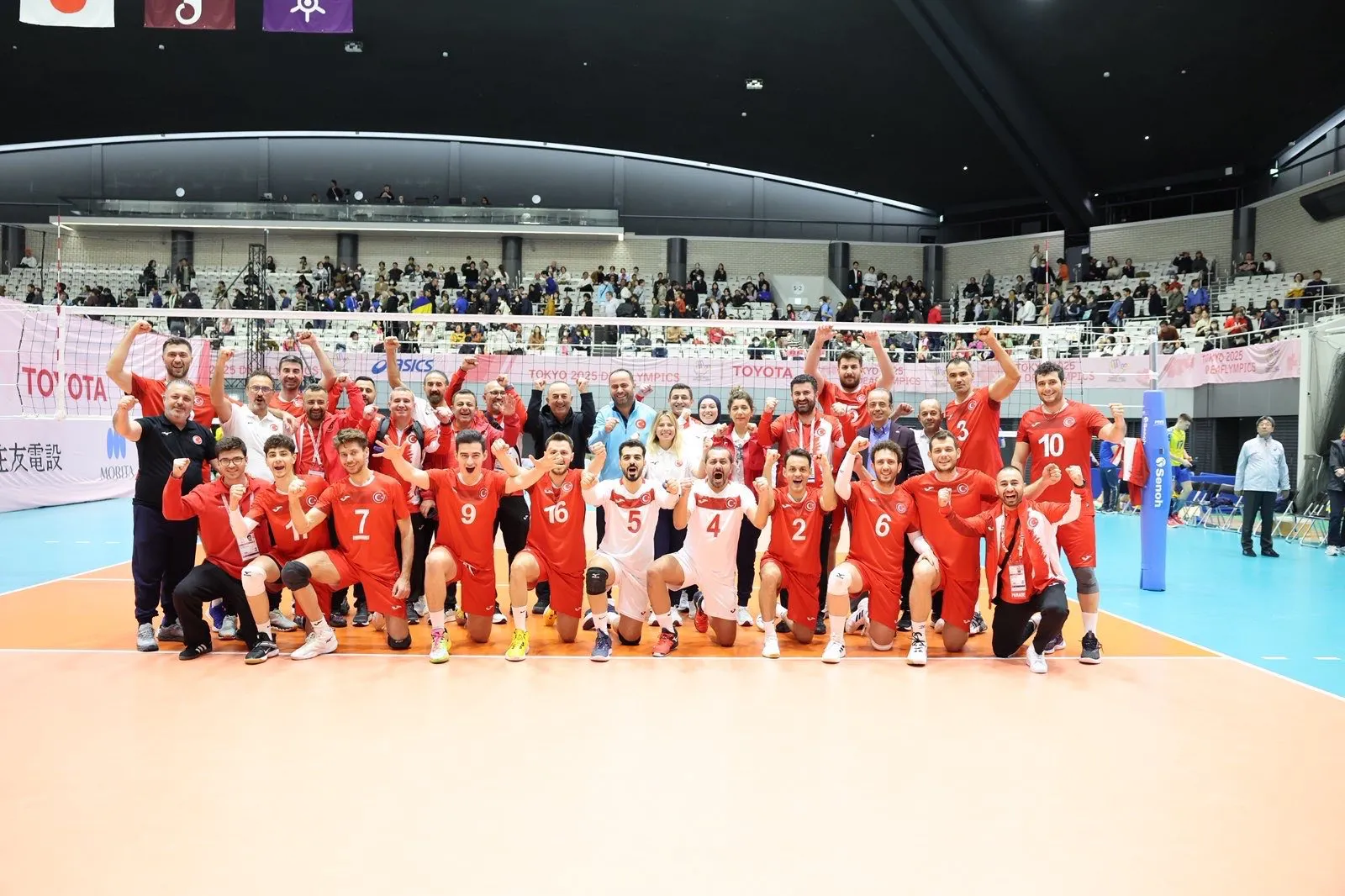 Milletvekili ve eski bakan Çavuşoğlu Tokya'da sporcularımıza destek verdi