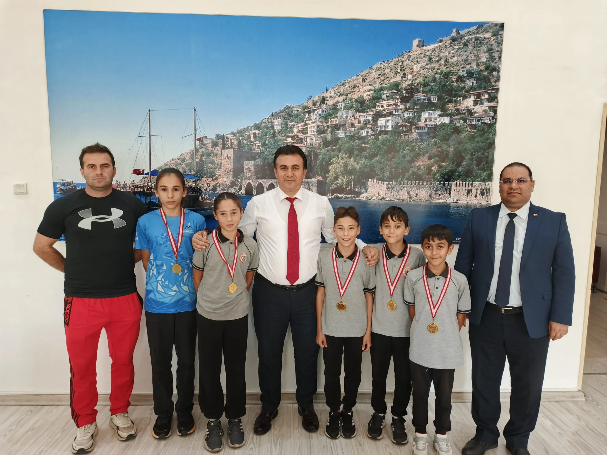 Müdür Yılmaz'dan öğrencilere başarı madalyası