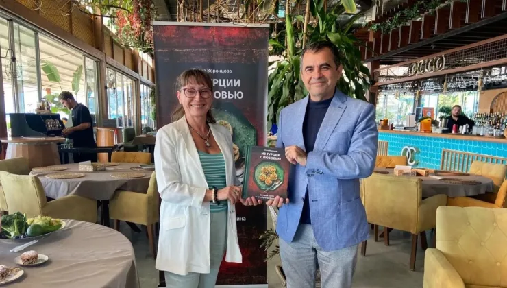 Rus kadın yazar Alanya’da Türk mutfağını anlatan kitap yazdı