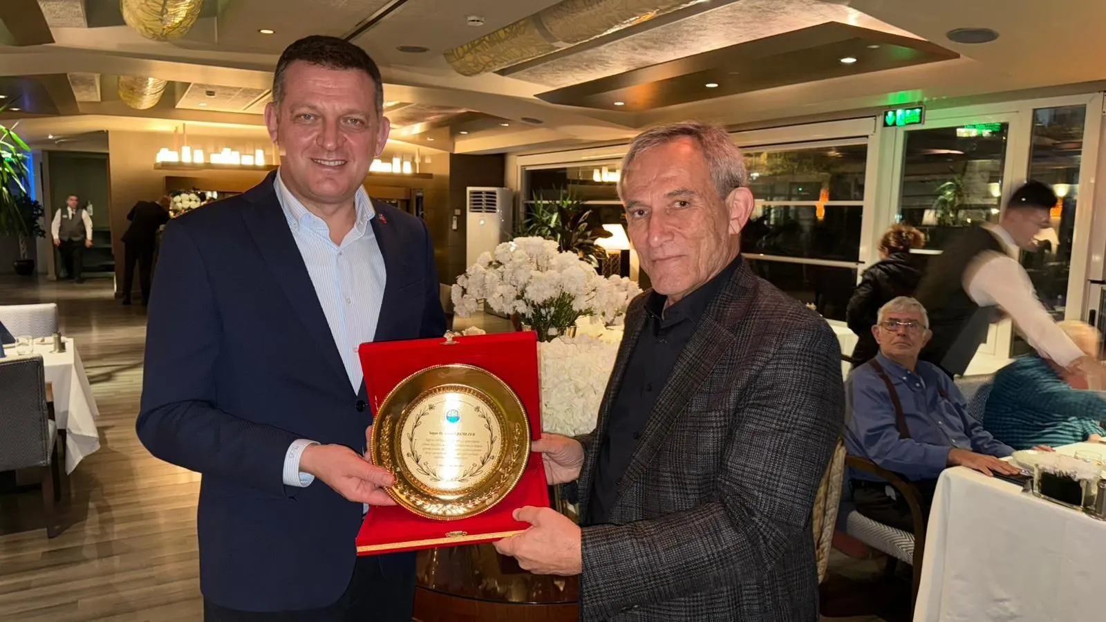 Alaettinoğlu Ailesi'nden Eski Kaymakam Ürkmezer'e plaket