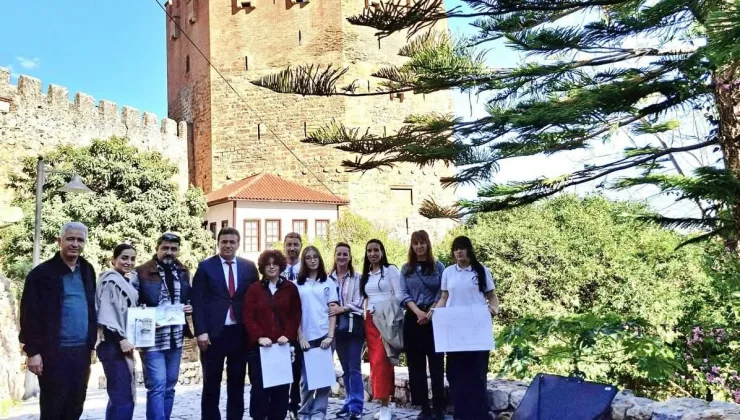 Alanya’da lise öğrencileri resim çizerek kenti tanıttı