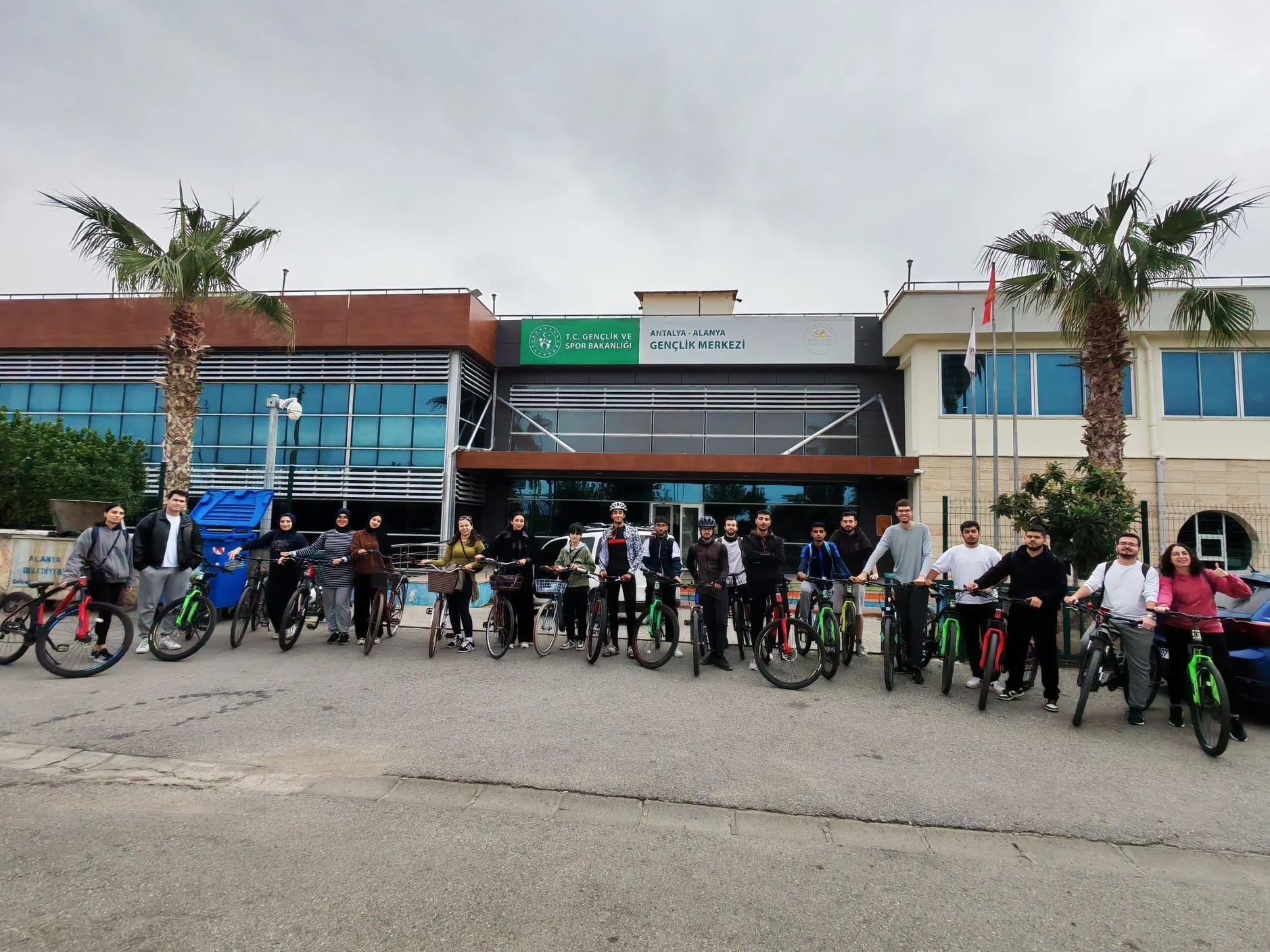 Alanya’da üniversite öğrencilerinin Dimçayı’nda bisiklet keyfi