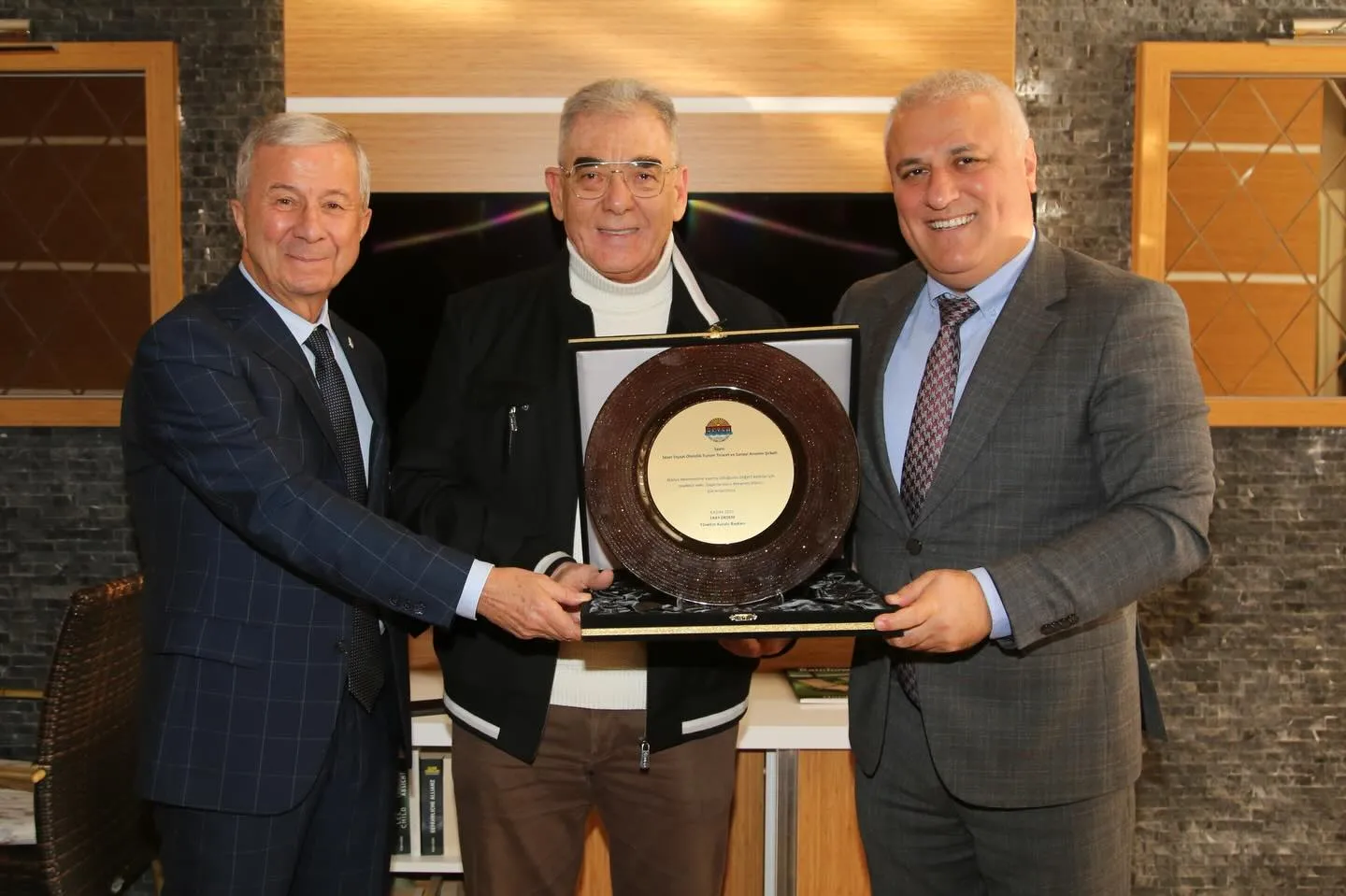 ALTSO Başkanı Eray Erdem’den Alanyalı rekortmenlere plaket