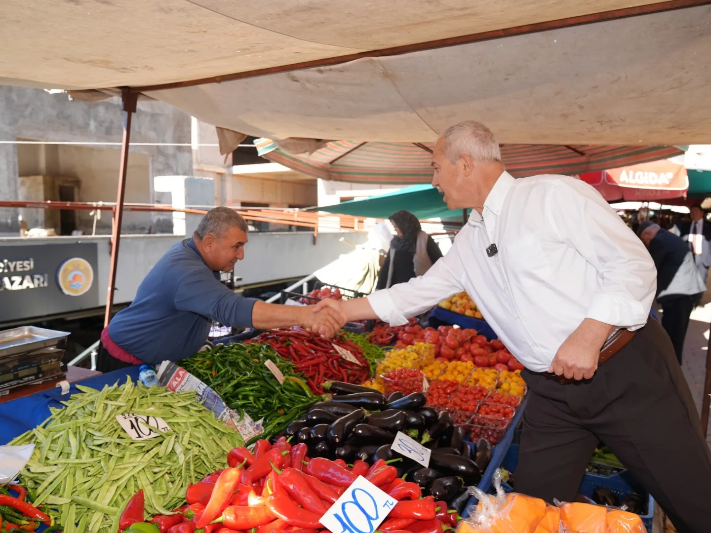 Başkan Özçelik’ten cuma pazarı çıkarması! esnafı yerinde dinledi