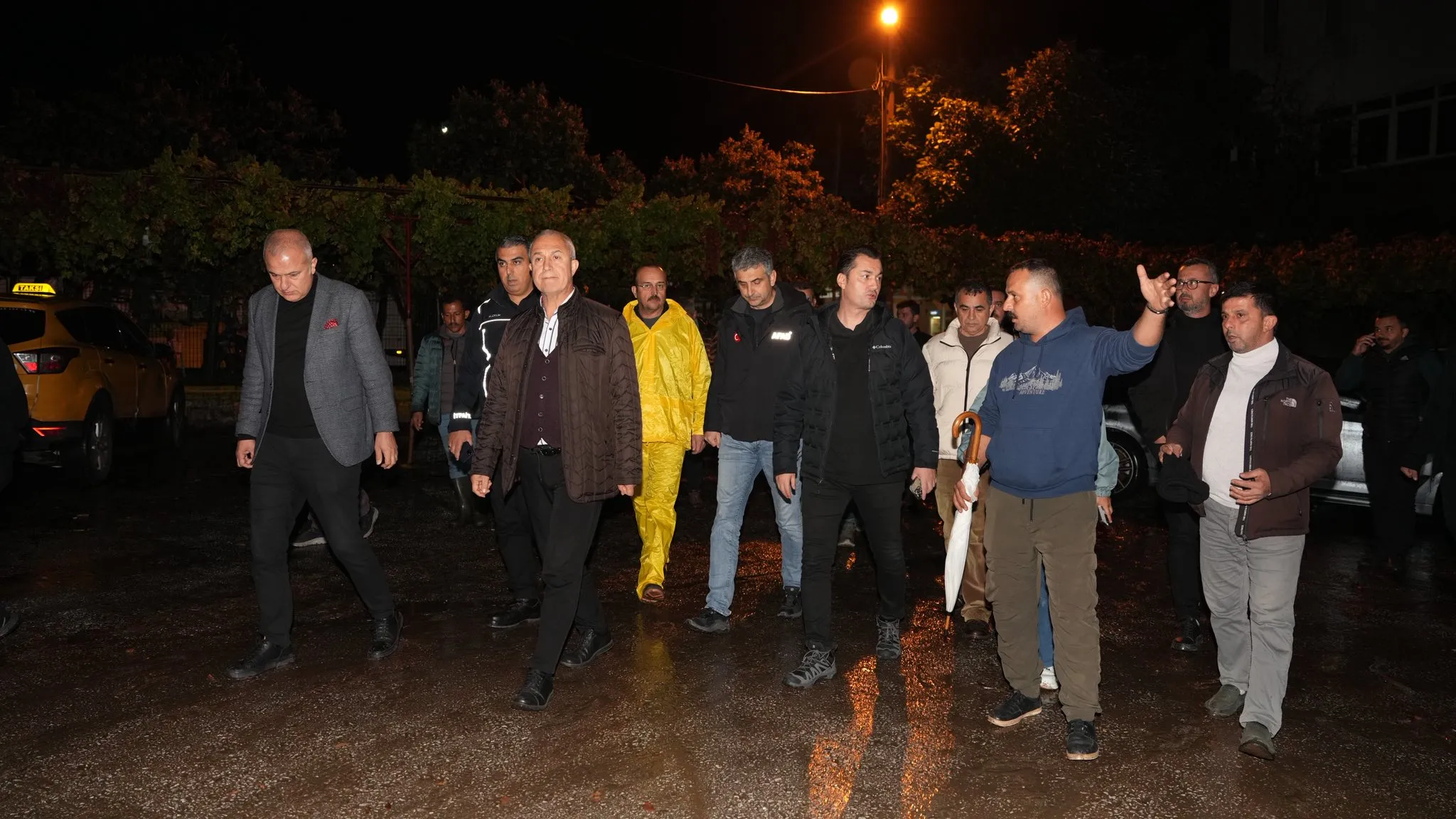 Başkan Özçelik’ten gece mesaisi! EKİBİYLE BİRLİKTE SAHADAYDI