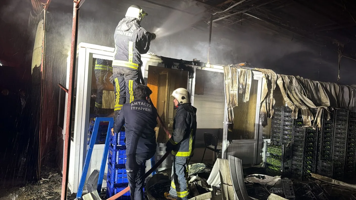 Başkan Özçelik'ten Hal Esnafına geçmiş olsun mesajı