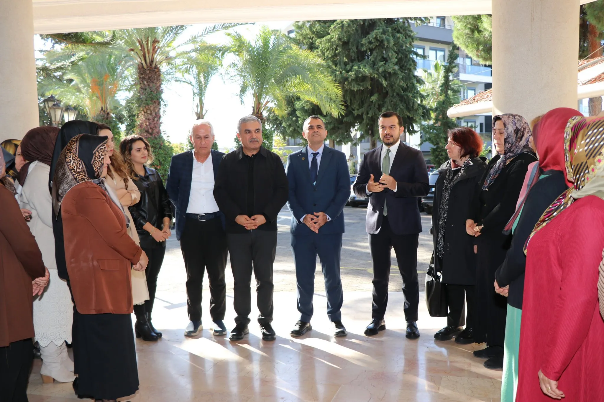 Başkan Vekili ve Yardımcıları ipek kozası ve giyim kursiyerleri ile kahvaltı programında bir araya geldi.