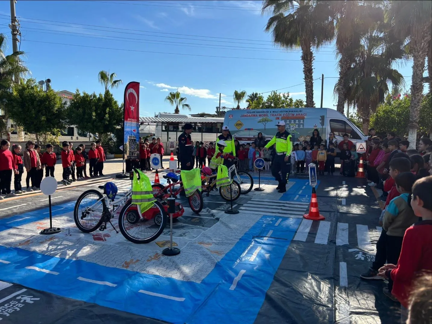 Jandarma ekiplerinden ögrencilere trafik eğitimi