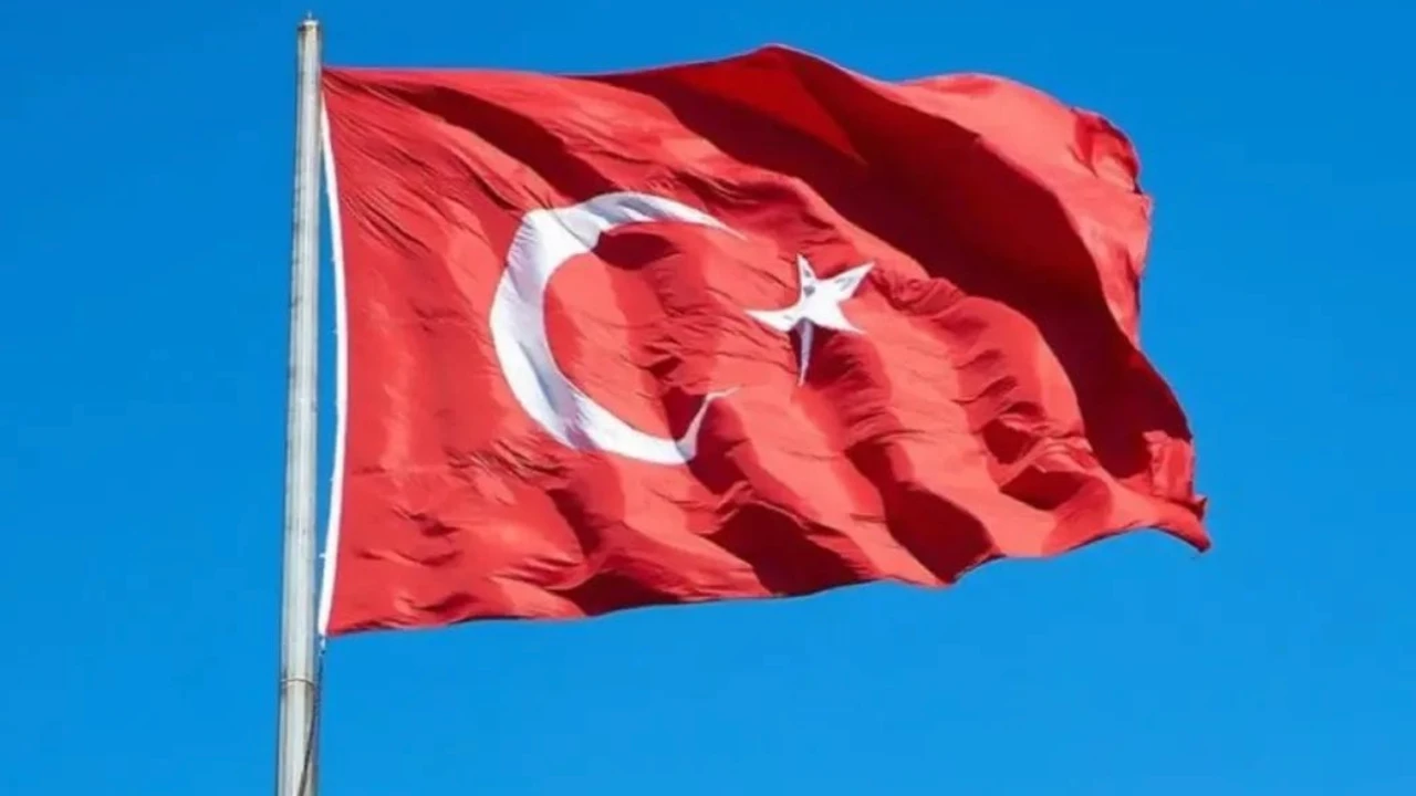 Alanya’da bayrak öfkesi: "Hain ellere geçit verilmeyecek"