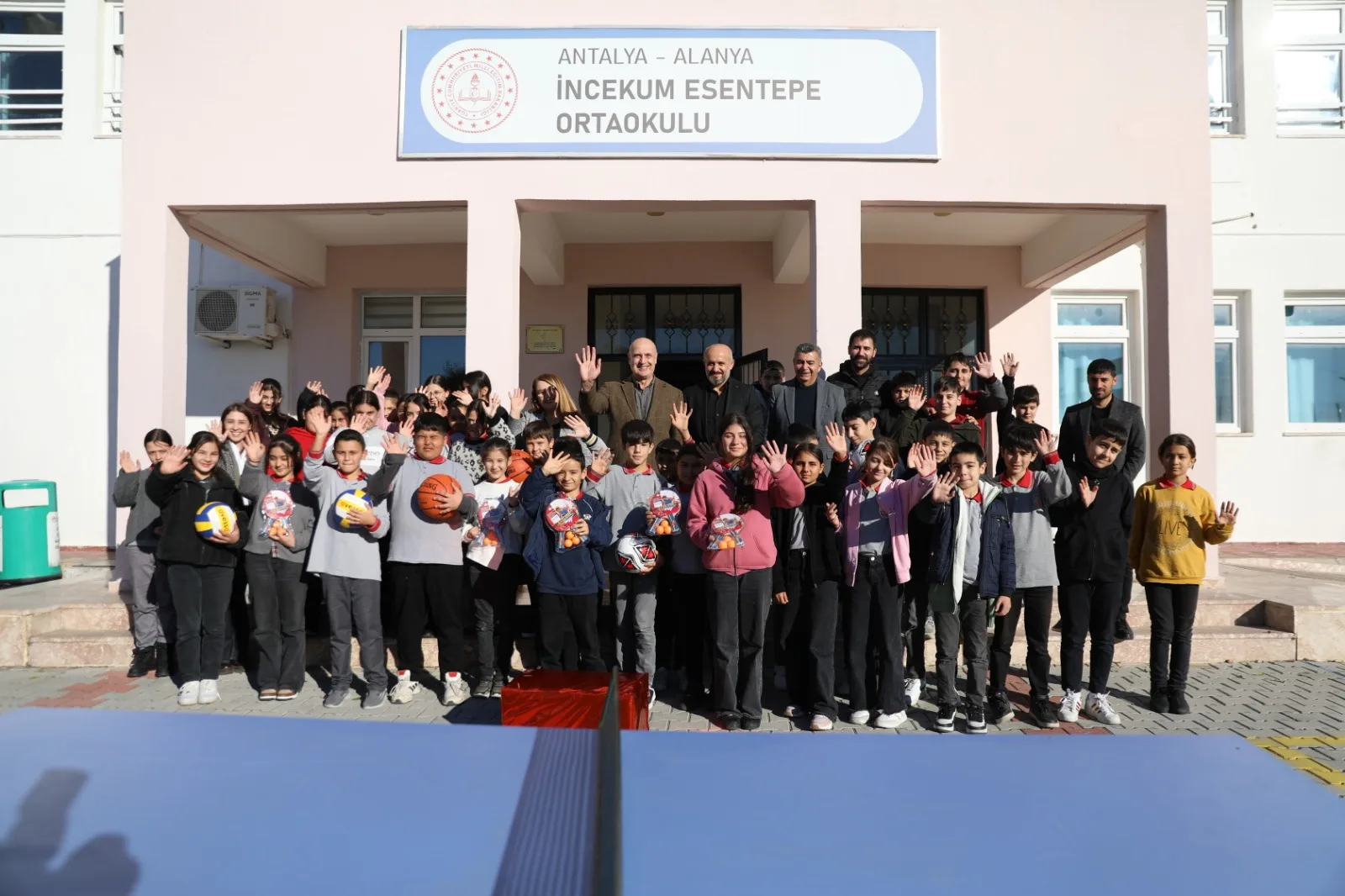 Alanya’da en çok atık pil toplayan miniklere ödül