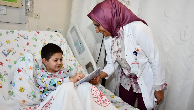 Alanya’da minik hastalara yılbaşı MORALİ