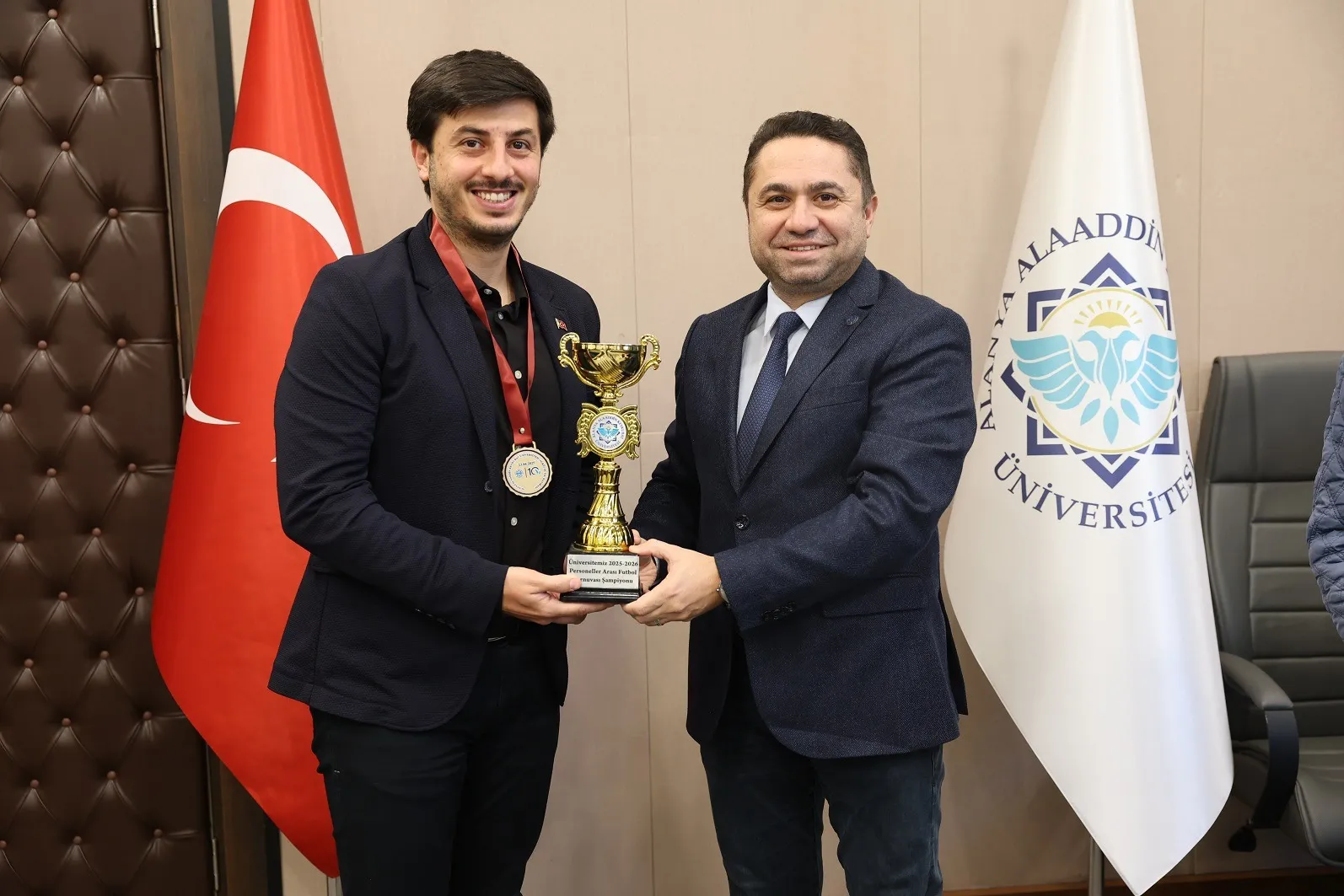 ALKÜ’NÜN ŞAMPİYONU KUPASINI ALDI 