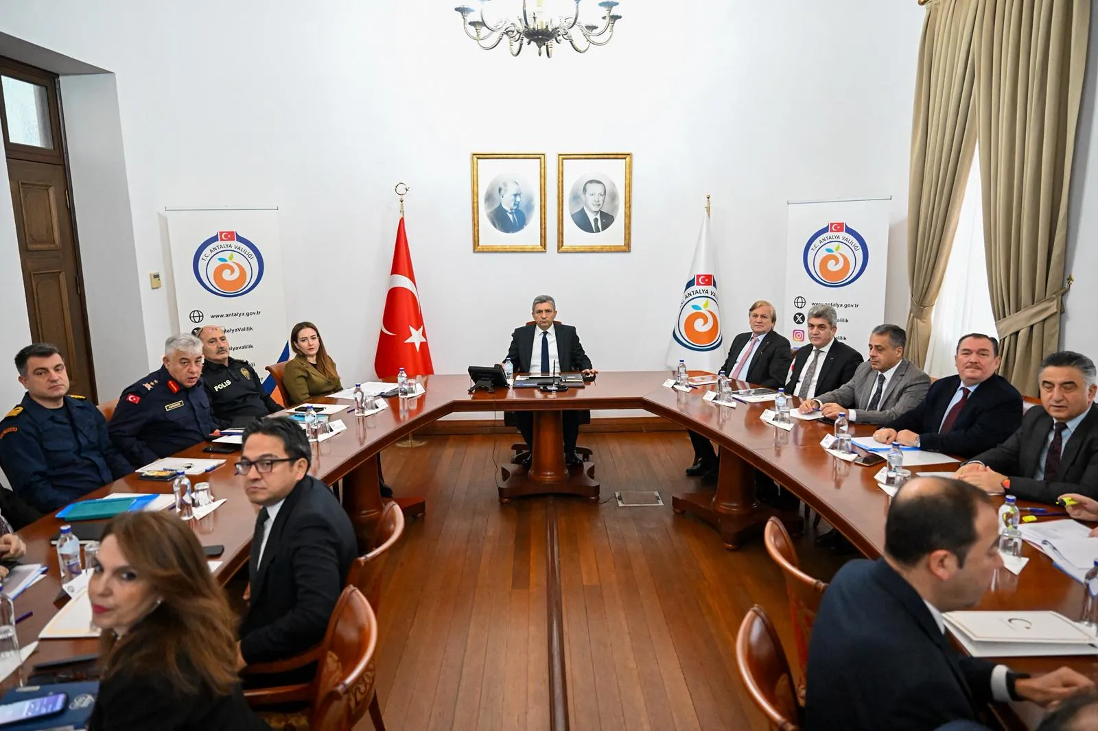 ANTALYA’DA AŞIRI YAĞIŞLARA KARŞI TÜM KURUM VE KURULUŞLAR TEYAKKUZDA