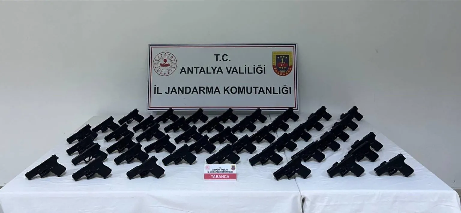 Antalya'da Silah Kaçakçılığı ve Suç Örgütüne Yönelik Operasyon Yapıldı